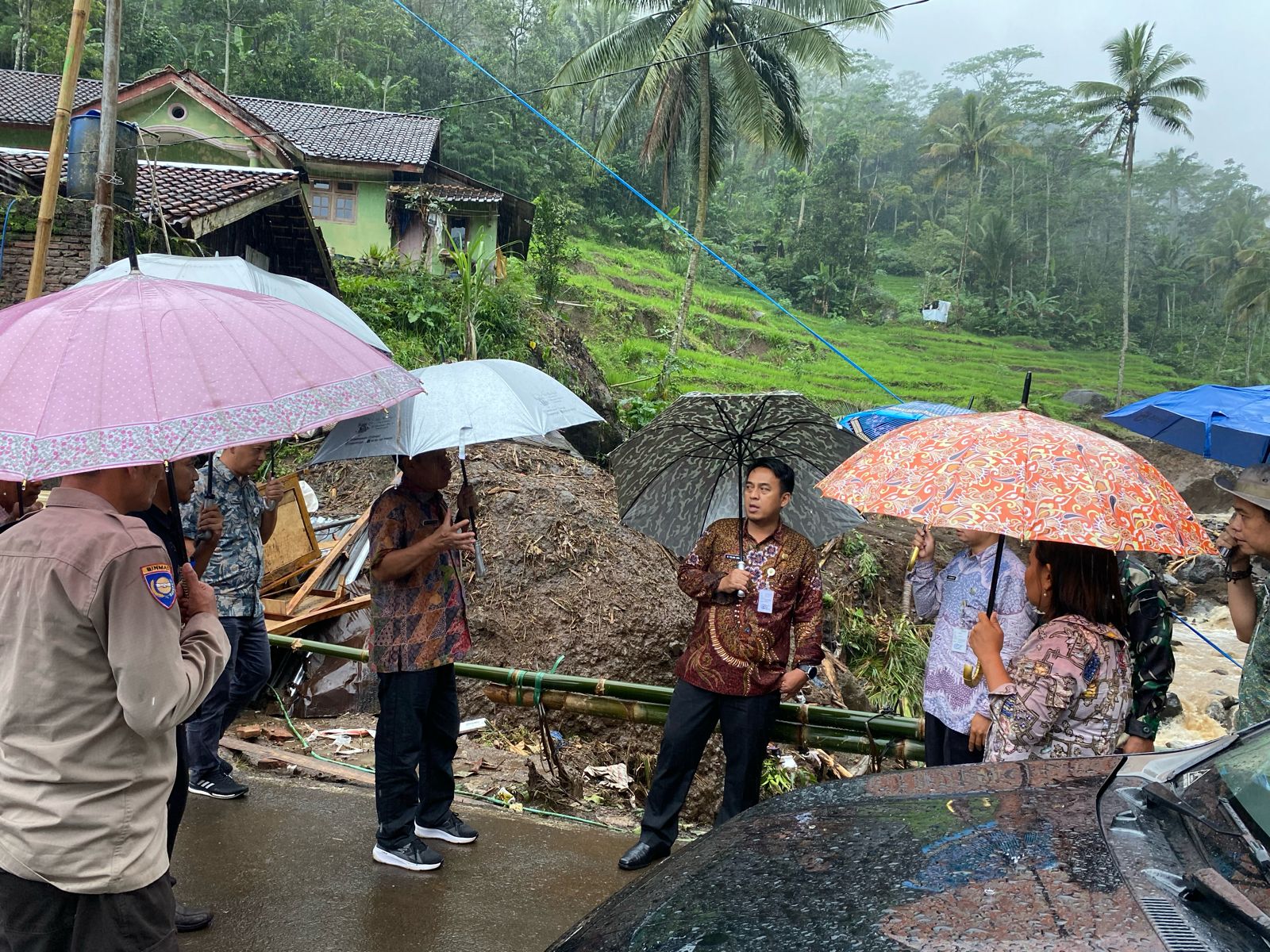 TINJAU LOKASI: Sekda Kabupaten Pekalongan Yulian Akbar bersama sejumlah pihak saat mengecek lokasi bekas terjangan banjir bandang Desa Sidomulyo, Kecamatan Lebakbarang.