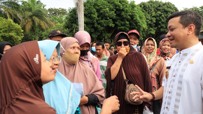 SAPA WARGA  :&nbsp;&nbsp;Wali Kota Pekalongan HA Afzan Arslan Djunaid&nbsp;saat menyapa ribuan warga rela antre membeli paket sembako murah di Lapangan Mataram, Jumat 8 Maret 2024.