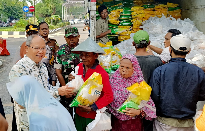 SERAHKAN BERAS: Pj Bupati Batang Lani Dwi Rejeki dan Kepala KPw BI Tegal Marwadi menyerahkan beras kepada pembeli di Operasi Pasar Murah di halaman pendopo kabupaten Batang, Jumat 8 Maret 2024.