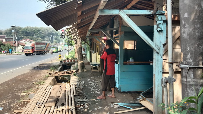 BONGKAR PAKSA : Warung remang-remang di jalur pantura Surodadi Gringsing akan dibongkar paksa.
