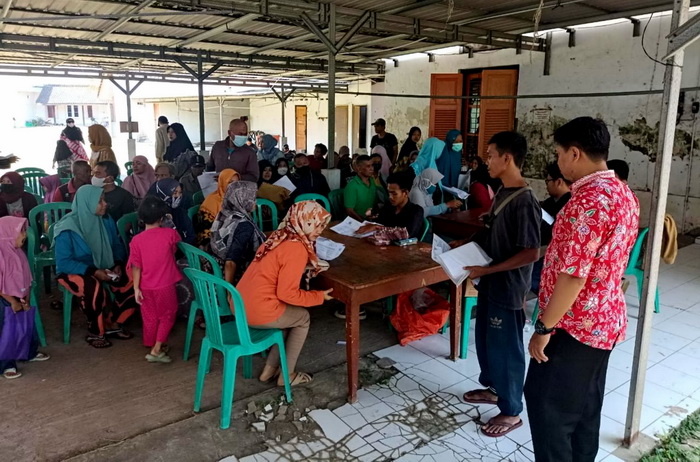 MENERIMA: Warga Kota Pekalongan yang masuk dalam KPM saat antri menerima bansos program PKH beberapa waktu terakhir.