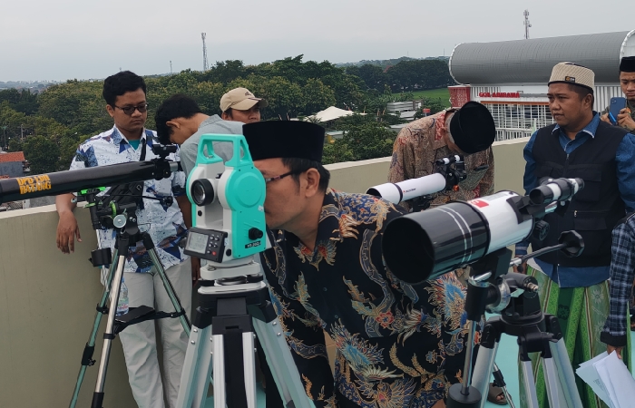 PEMANTAUAN HILAL: Prosesi kegiatan hisab rukyat yang dilakukan di atas Gedung Pusat Rifaiyah, di Kabupaten Batang.