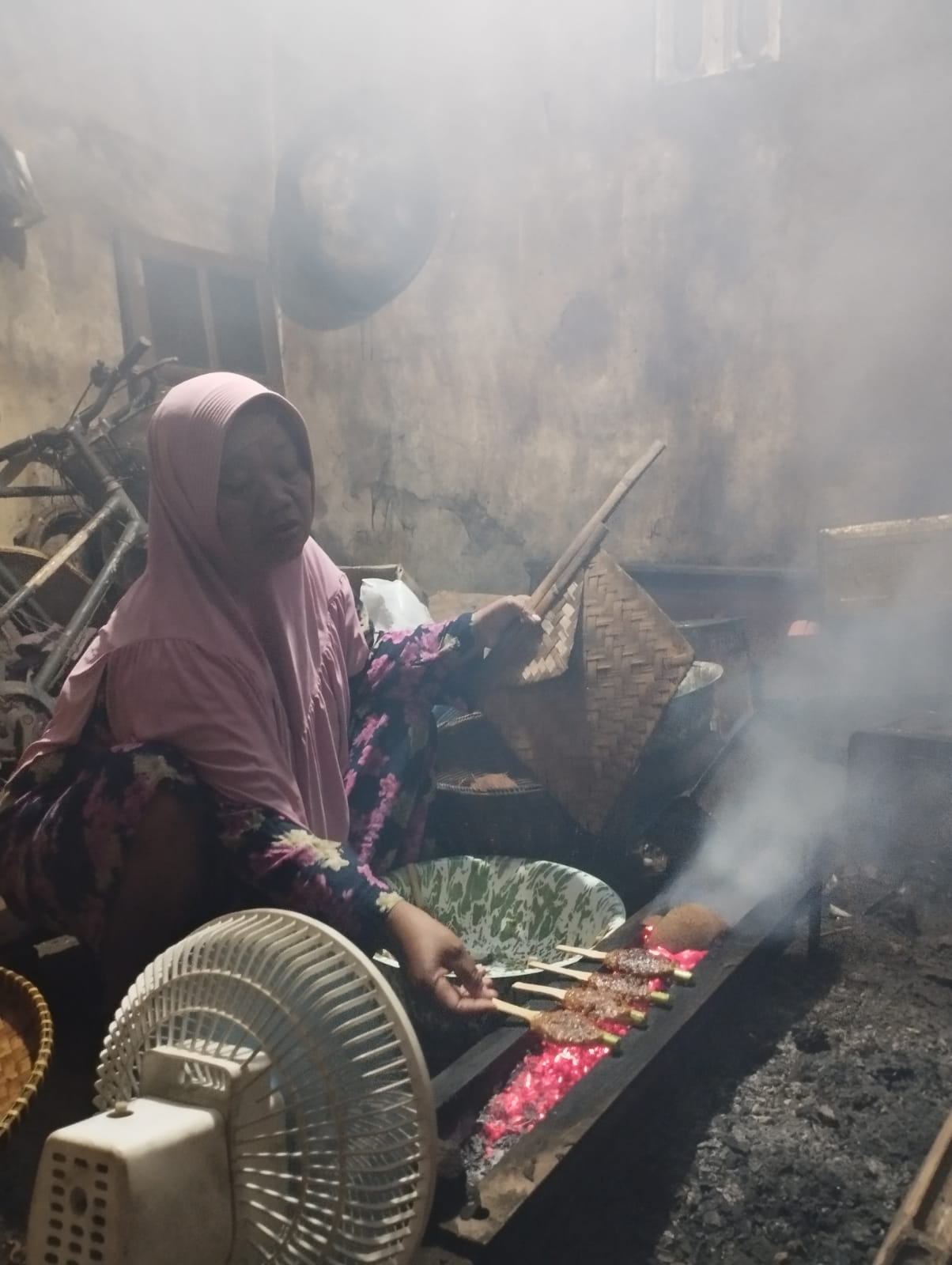 LEGENDARIS: Asliyah saat membakar sapitan, kuliner legendaris asal Kabupaten Pekalongan.