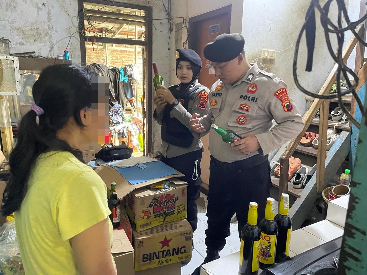 RAZIA: Sat Samapta Polres Pekalongan saat menemukan miras di sebuah warung sate dalam razia pada Sabtu (9/3/2024) lalu.