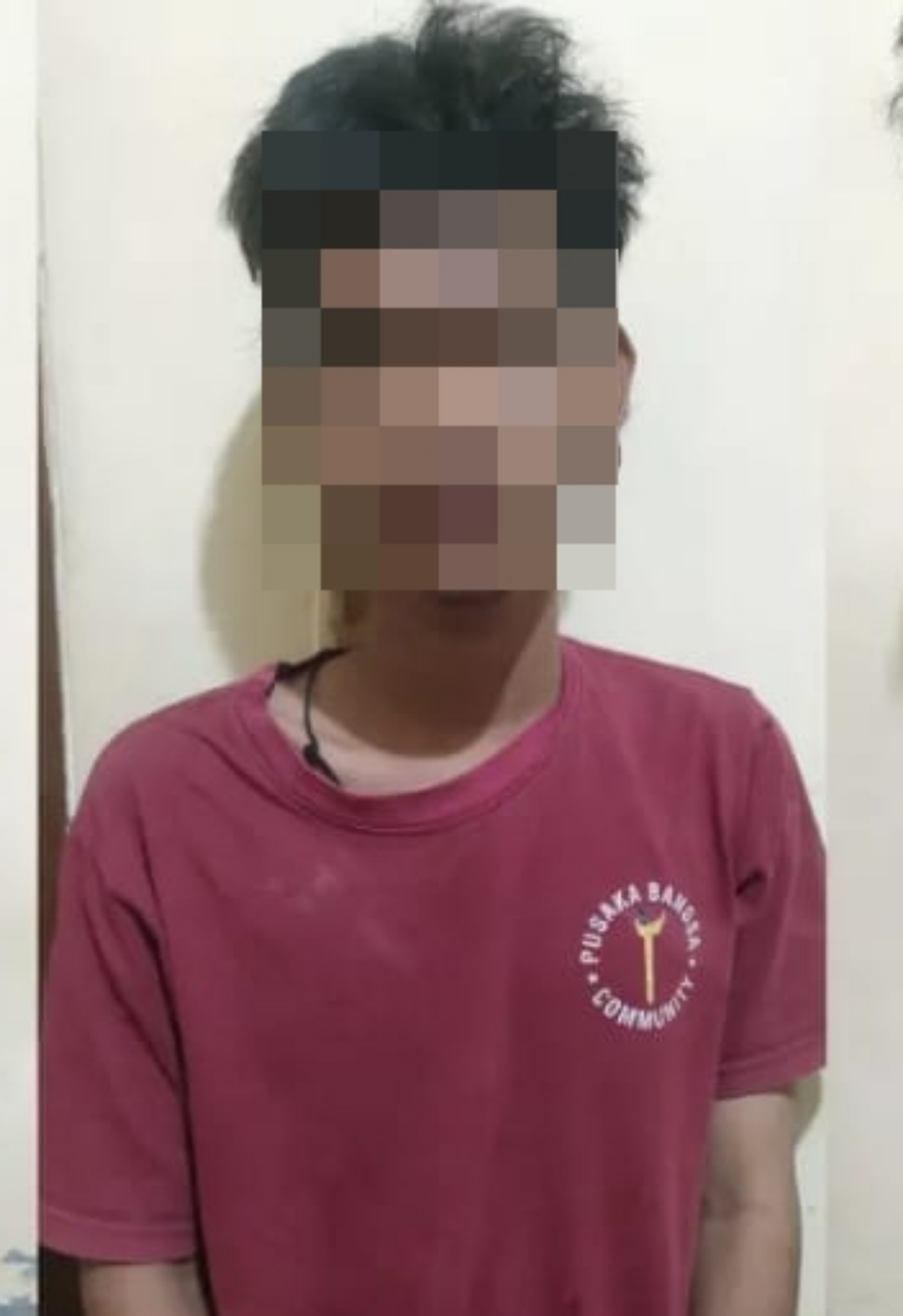 DITANGKAP: Pelaku AHW, peracik bahan mercon usai ditangkap dan diamankan Polres Pekalongan.