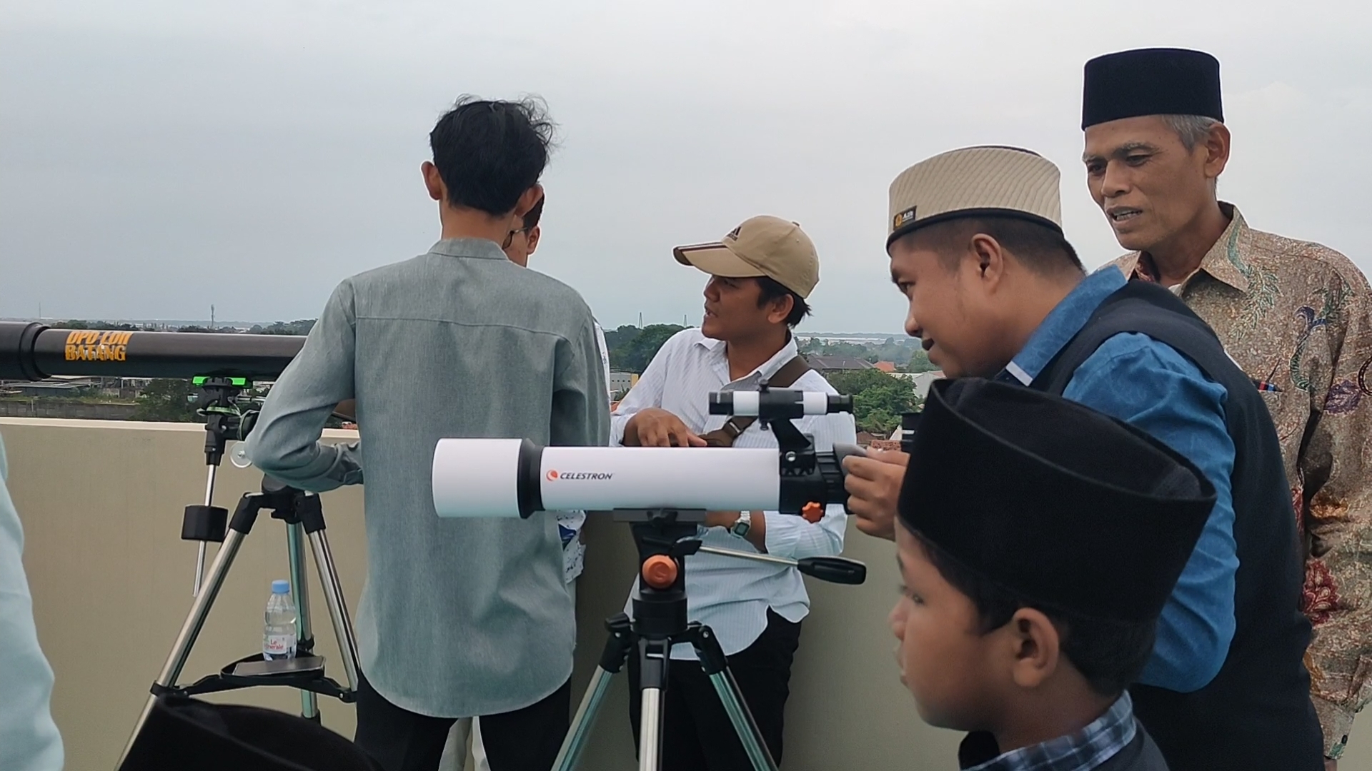 PEMANTAUAN HILAL: Prosesi kegiatan hisab rukyat yang dilakukan Lajnah Falakiyah Rifaiyah di atas Gedung Pusat Rifaiyah, di Kabupaten Batang. (Riyan Fadli Jawa Pos Metro Pekalongan)