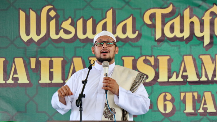 TAUSIAH: Habib Abbas bin Abubakar Al-Haddad Pekalongan saat berikan tausiha di SMP Islam Pekalongan saat wisuda Tahfidz beberapa wktu kemarin.
