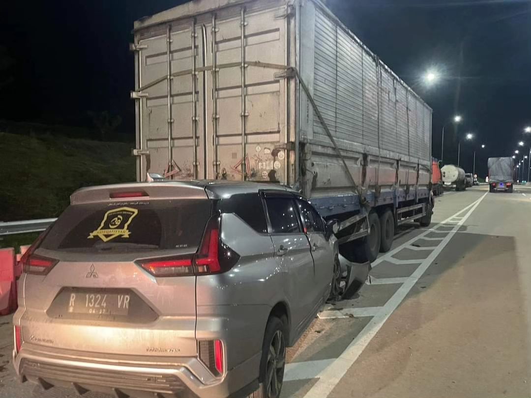 KECELAKAAN MAUT: Kondisi mobil yang ditumpangi Habib Haedar Alwi Asegaf dalam kecelakaan di Tol Semarang-Batang. (istimewa)