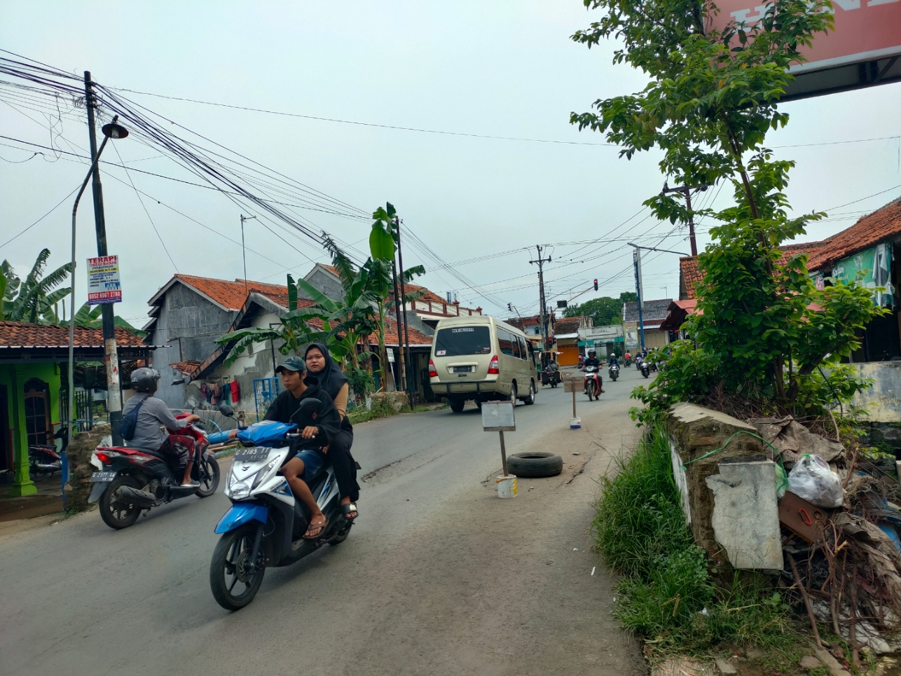 AMBLAS: Kondisi jembatan dekat pasar Warungasem yang rusak dan tidak bisa dilewati sebagian sisinya. (Riyan Fadli Jawa Pos Metro Pekalongan)