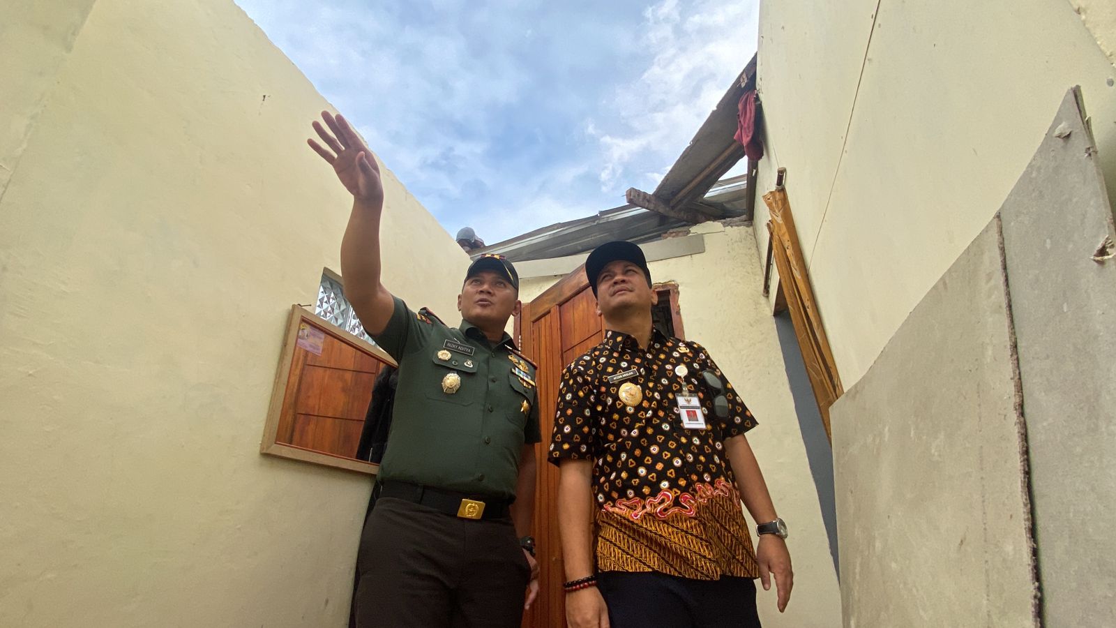 TINJAU: Wali Kota Pekalongan, Achmad Afzan Arslan Djunaid saat meninjau lokasi kejadian puting beliung di kelurahan Tirto, Rabu (13/2/2024).