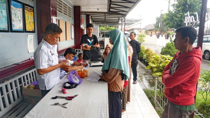 PERIKSA: Sebelum dibagikan kepada warga Binaan, makanan takjil tetap diperiksa dengan detail oleh petugas jaga di Rutan Kelas 2A Pekalongan.