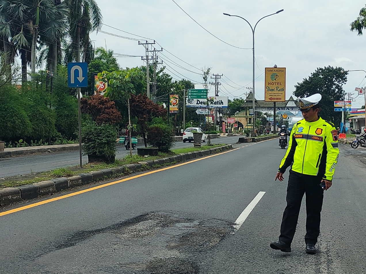 JALAN RUSAK: Kasatlantas Polres Batang AKP Wigiyadi menunjukkan salah satu titik jalan rusak di Pantura Sambong. (Riyan Fadli/Jawa Pos Metro Pekalongan)