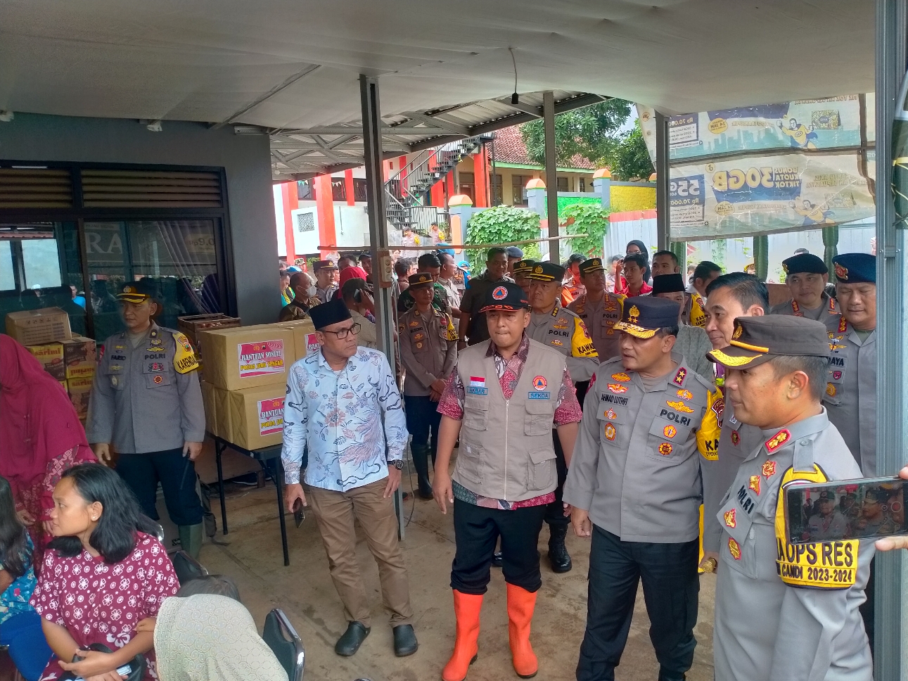 CEK LOKASI: Kapolda Jateng Irjen Ahmad Luthfi saat mengecek posko pengungsian dan menyapa warga terdampak banjir bandang Desa Wangandowo, Kecamatan Bojong, Kabupaten Pekalongan, Kamis (14/3/2024).