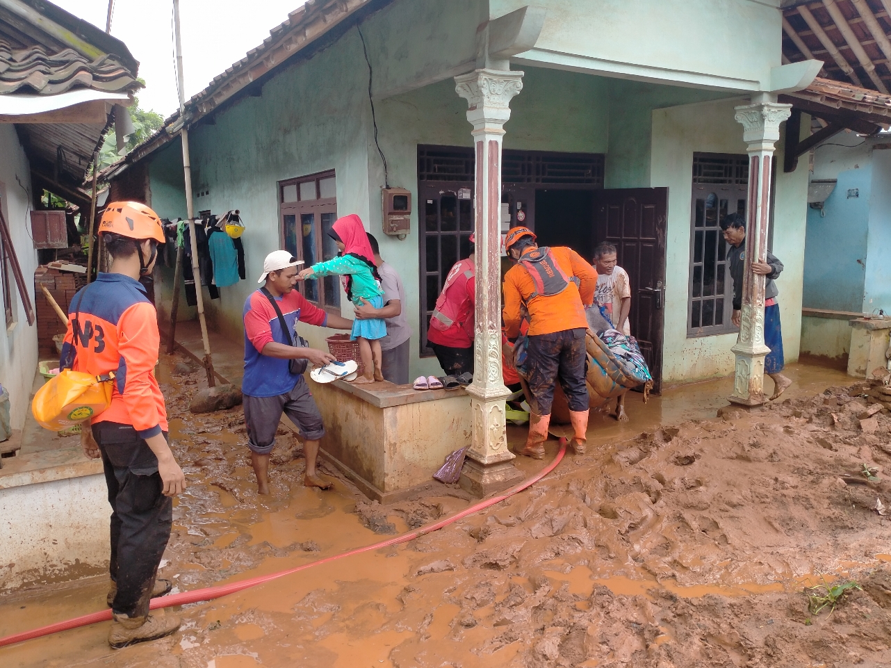 BANJIR BANDANG: Tim SAR membantu membersihkan lumpur di rumah warga yang terdampak banjir bandang, Desa Wangandowo, Bojong, Kabupaten Pekalongan.