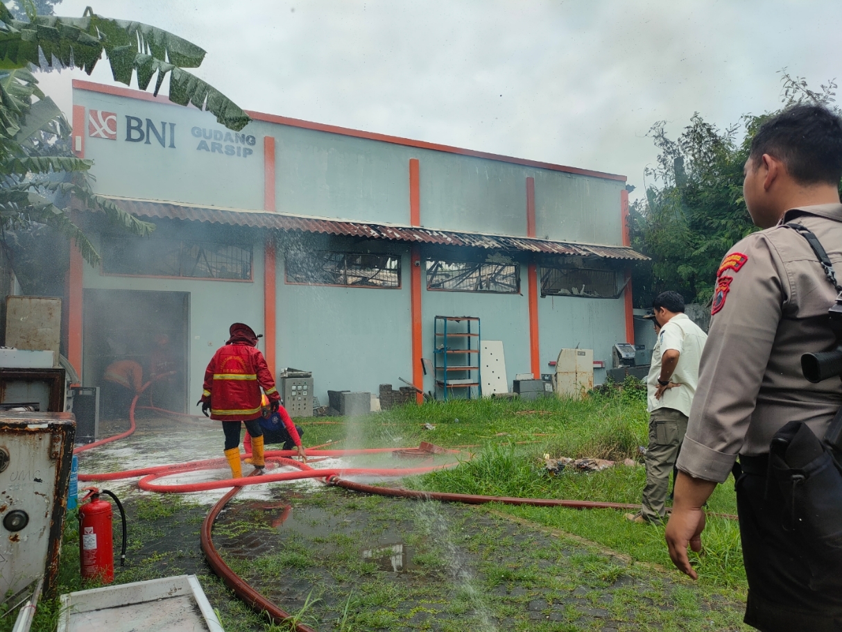KEBAKARAN: Petugas sedang melakukan pemadaman di bangunan gedung BNI KCP Batang yang terbakar. (Riyan Fadli Jawa Pos Metro Pekalongan)