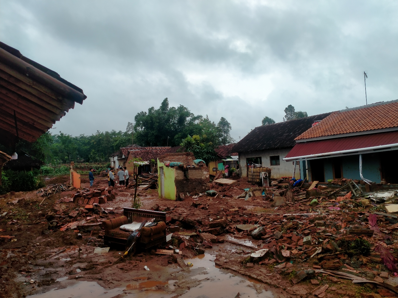 PORAK PORANDA: Kondisi rumah yang hancur tersapu banjir bandang, Desa Wangandowo, Bojong, Kabupaten Pekalongan.