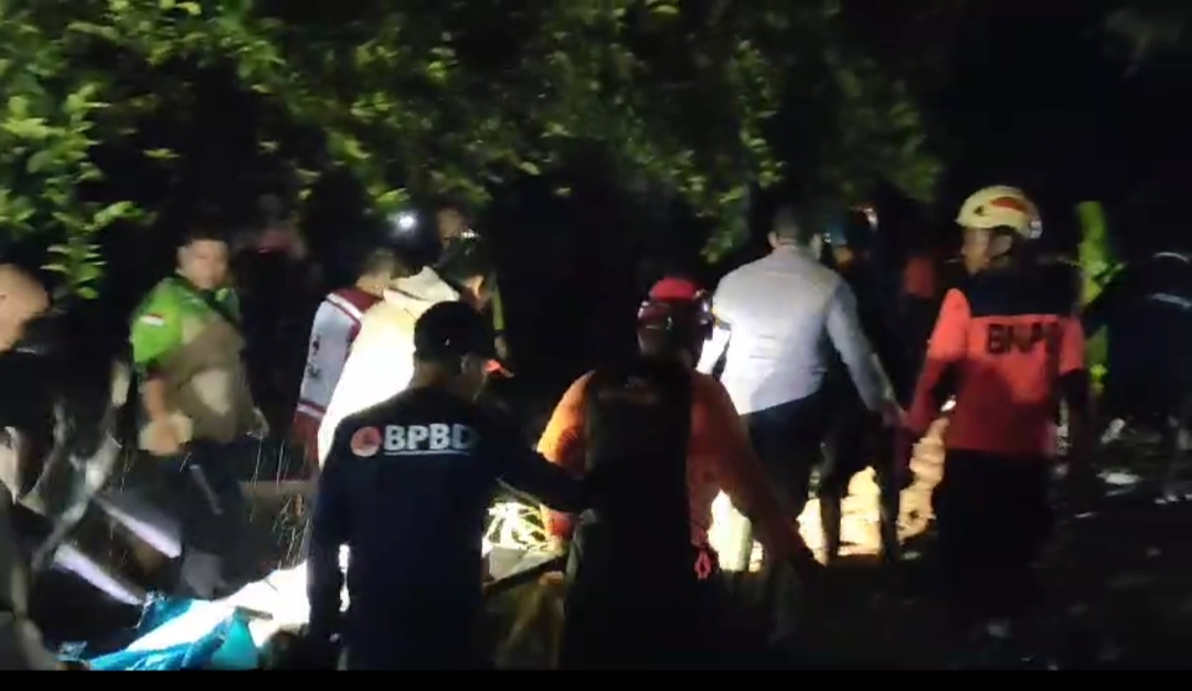 EVAKUASI: Tim SAR gabungan saat mengevakuasi korban meninggal yang tersapu banjir bandang di Desa Wangandowo, Kecamatan Bojong, Kabupaten Pekalongan, Rabu (13/3/2024).