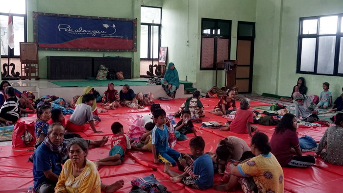 MENGUNGSI: Ratusan warga di Pekalongan Barat dari beberepa kelurahan saat mengungsi di Aula Kantor Kecamatan Pekalongan Barat, Kamis (14/3/2024).