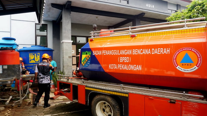 SALURKAN AIR BERSIH : Tim BPBD menyalurkan air bersih di lokasi pengungsian di Kantor Kecamatan Pekalongan Barat, Kamis 14 Maret 2024.