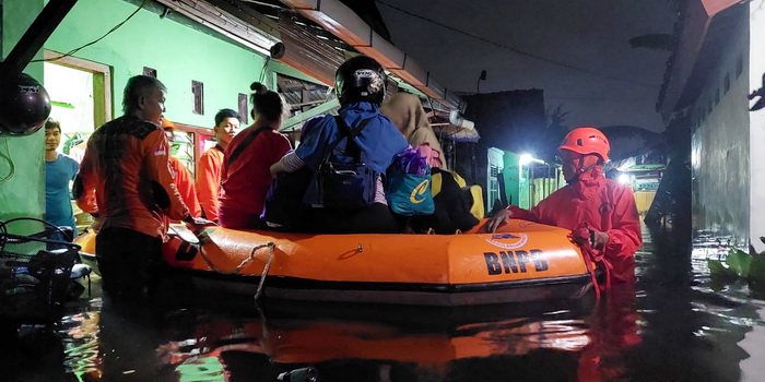 EVAKUASI WARGA : Tim BPBD Kota Pekalongan saat melakukan evakuasi warga terdampak banjir di wilayah setempat pada Kamis dini hari 14 Maret 2024.