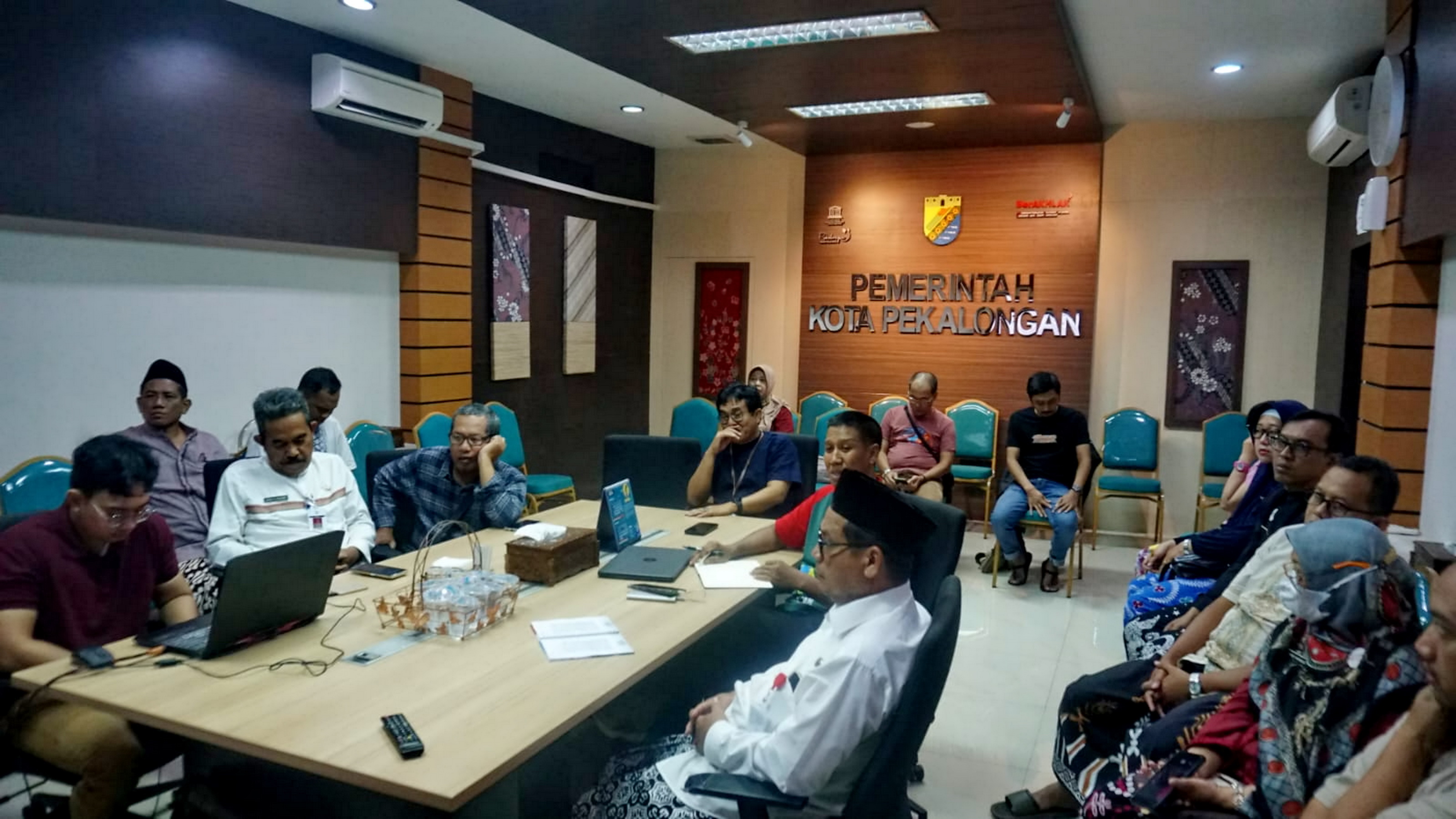 DISKUSI PENANGAN SAMPAH: Kepala DLH Kota Pekalongan, Sri Budi Santoso saat beberkan langkah-langkah perbaikan pengelolaan sampah kepada Sekda dan OPD terkait, Jumat (15/3/2024).