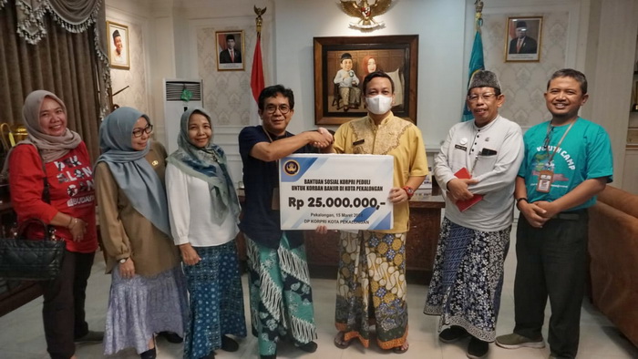 SERAHKAN BANTUAN: Secara simbolis Ketua KORPRI Kota Pekalongan, Nur Priyantomo saat serahkan bantuan untuk korban banjir kepada Walikota Pekalongan HA Afzan Arslan Djunaid, Jumat (15/3/2024).