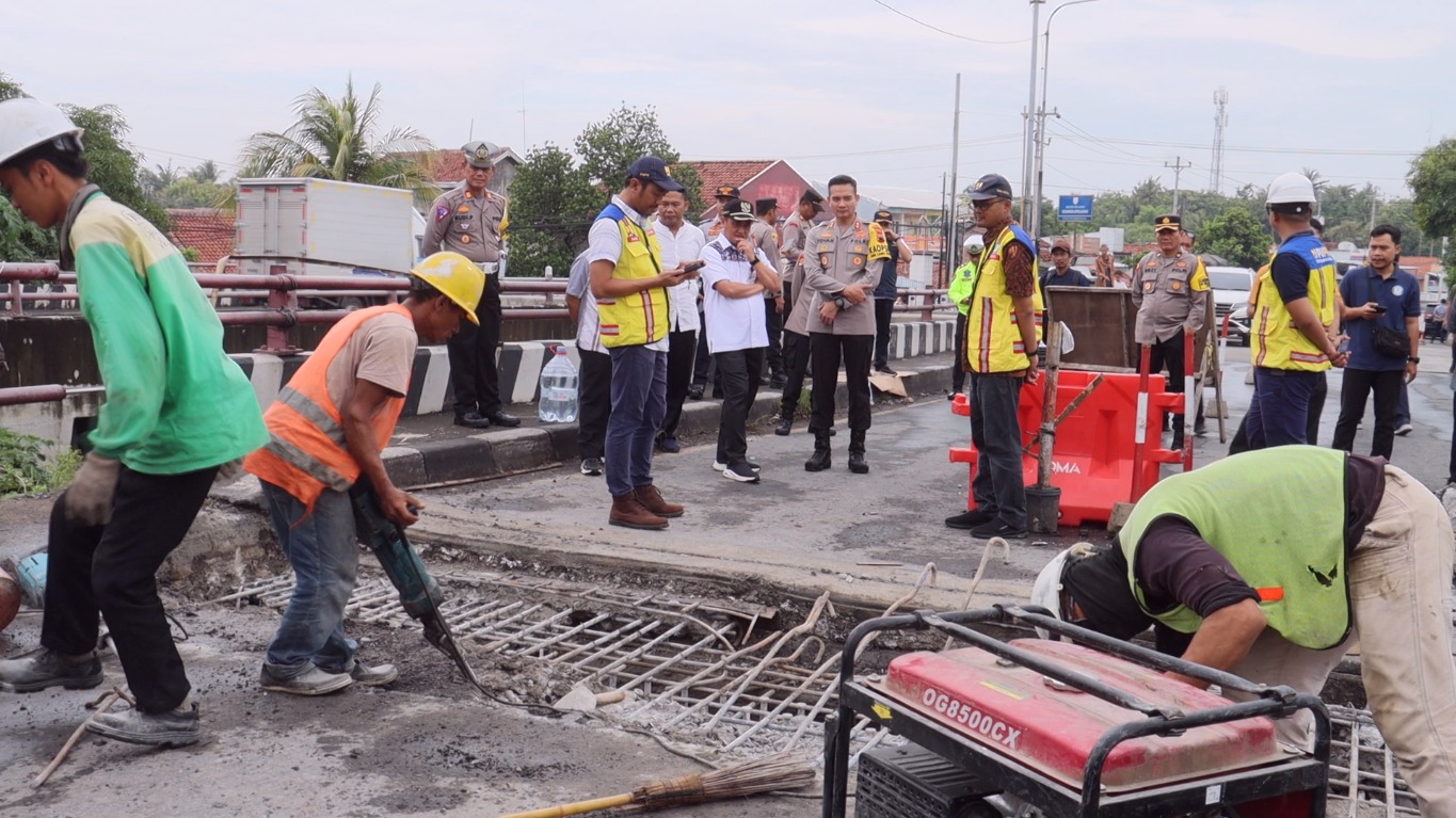 PANTAU: Kapolres Pemalang AKBP Yovan Fatika saat memantau perbaikan dan pengalihan arus di Jembatan Comal Jumat (15/3/2024).