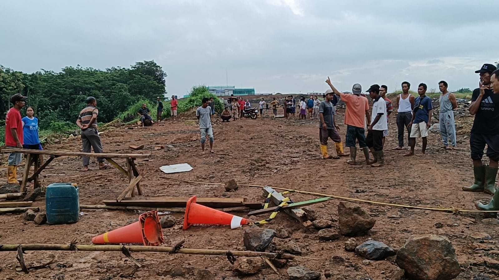 GERAM: Warga blokade akses masuk truk material pembangunan pabrik sepatu Desa Wangandowo, Kecamatan Bojong, Kabupaten Pekalongan, Jumat (15/3/2024).