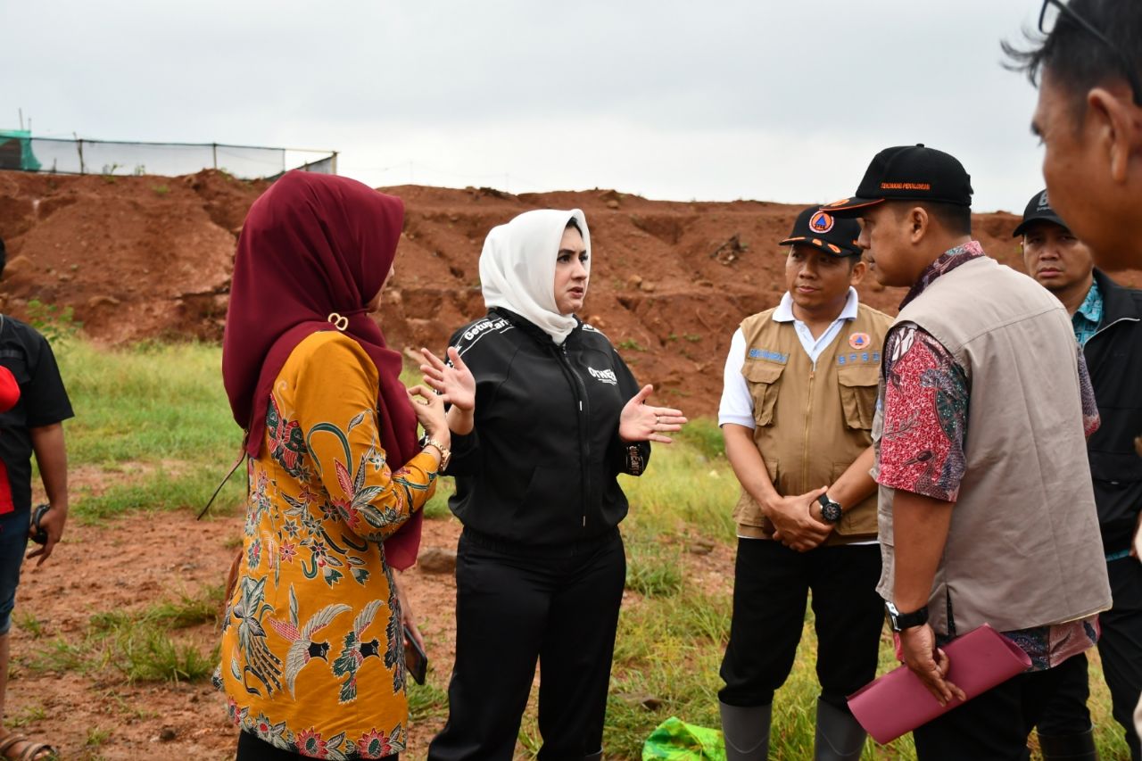 TEGAS: Bupati Pekalongan Fadia Arafiq saat mengecek langsung ke embung pabrik sepatu, Desa Wangandowo, Kecamatan Bojong, Kamis (14/3/2024).