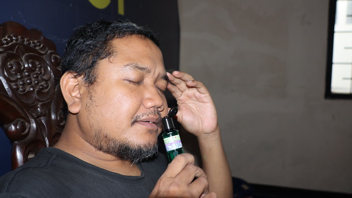 HIRUP AROMA: Ilustrasi menghirup aroma minyak angin, karena sedang sakit.