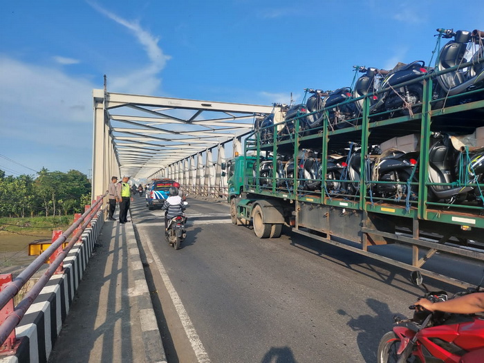 KENDARAAN MELINTAS: Kendaraan bermotor berbagai ukuran nampak sudah bisa melintas sisi utara jembatan Comal Kabupaten Pemalang, Senin (18/3/2024).