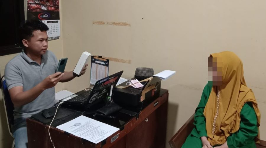 HUKUM: Emak-emak pencuri HP di sebuah toserba di wilayah Kecamatan Bojong, Kabupaten Pekalongan, saat diperiksa di kepolisian.