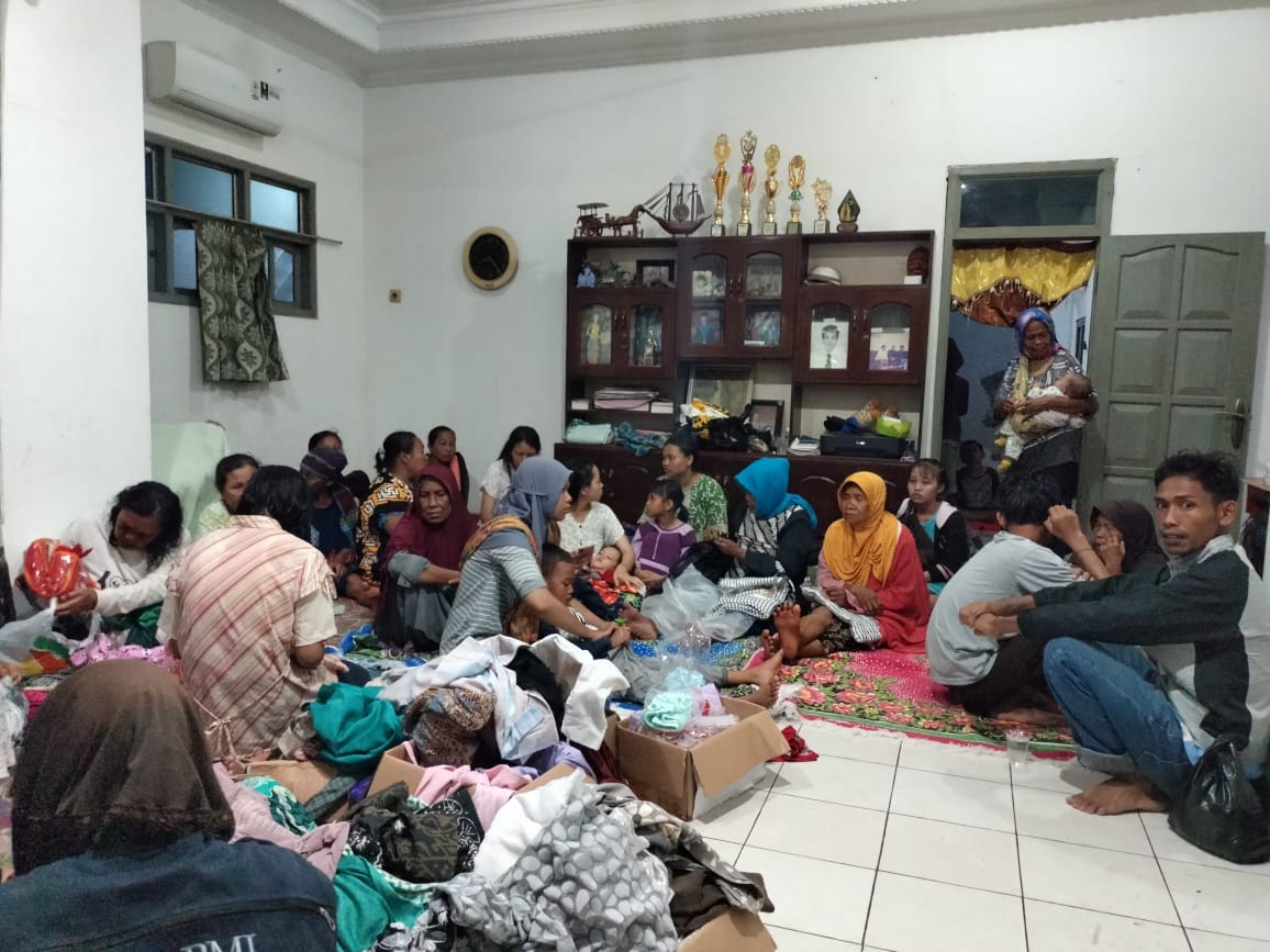 TRAUMA: Warga Desa Wangandowo, Bojong, Kabupaten Pekalongan trauma kembali ke pengungsian karena trauma banjir bandang, Sabtu (16/3/2024) malam.
