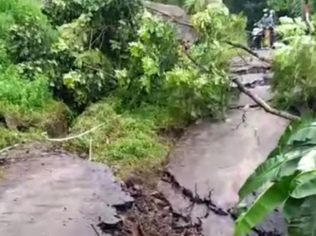 BENCANA: Kondisi jalan penghubung Desa Penundan, Kecamatan Banyuputih dengan Desa Ketanggan, Kecamatan Gringsing yang amblas. (istimewa)