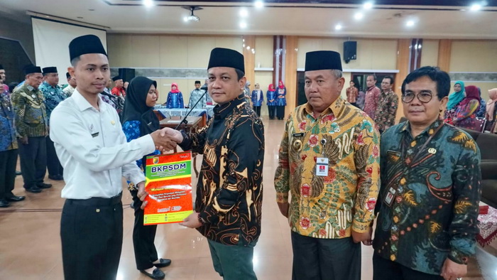 UCAPKAN SELAMAT: Walikota Pekalongan HA Afzan Arslan Djunaid saat berikan selamat kepada PPPK yang baru dilantik, pada Senin Malam (18/3/2024).