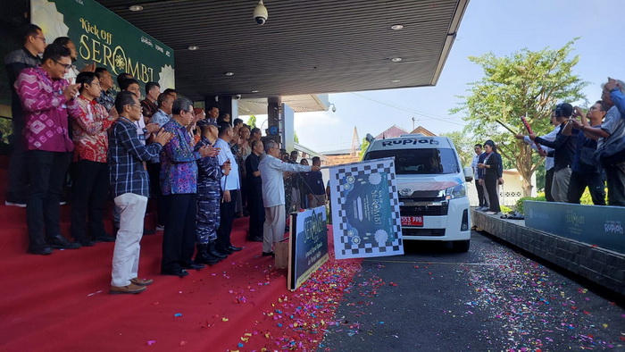 BERANGKATKAN MOBIL: Kepala KPw BI Tegal Marwadi memberangkatkan mobil penukaran uang baru dala program SERAMBI di halaman KPw BI Tegal, Rabu (20/3/2024).
