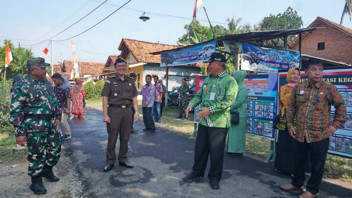 TINJAU JALAN BARU: Wawali Salahudin dan perwakilan Forkopimda saat meninjau jalan baru hasil TMMD I, rabu (20/3/2024).
