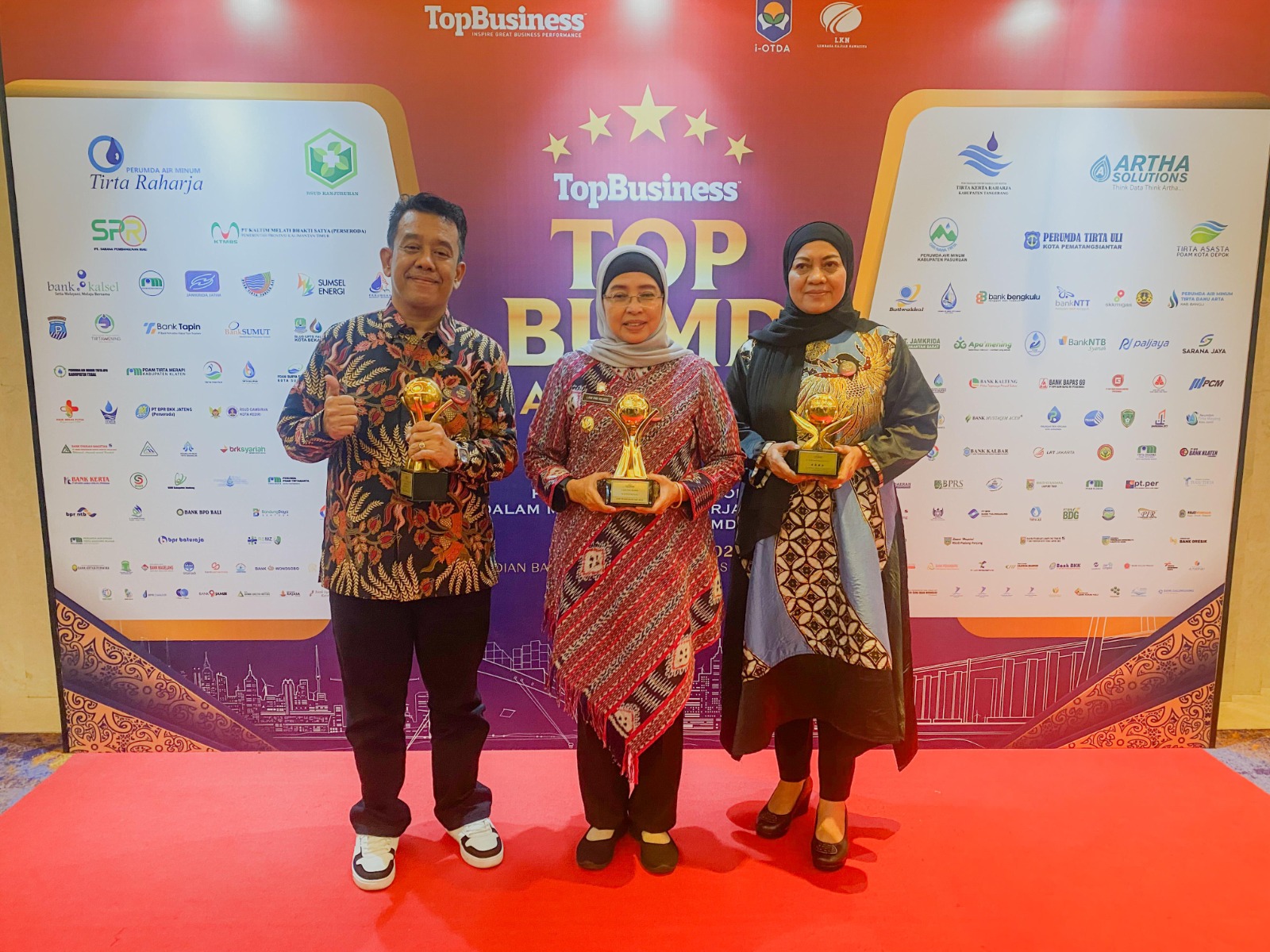 PENGHARGAAN: Pj Bupati Batang dan Direktur PT BPR Bapera saat menerima penghargaan Top BUMD Award 2024. (istimewa)