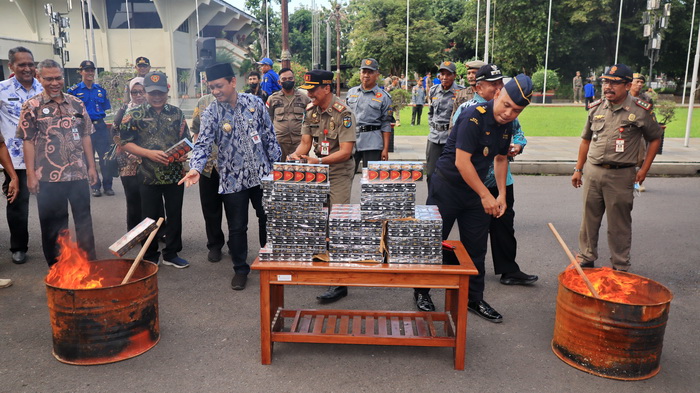 BAKAR BARANG BUKTI :&nbsp;Wali Kota Pekalongan HA Afzan Arslan Djunaid bersama perwakilan Forkopimda saat pemusnahan rokok ilegal,&nbsp;Kamis sore (21/3/2024).