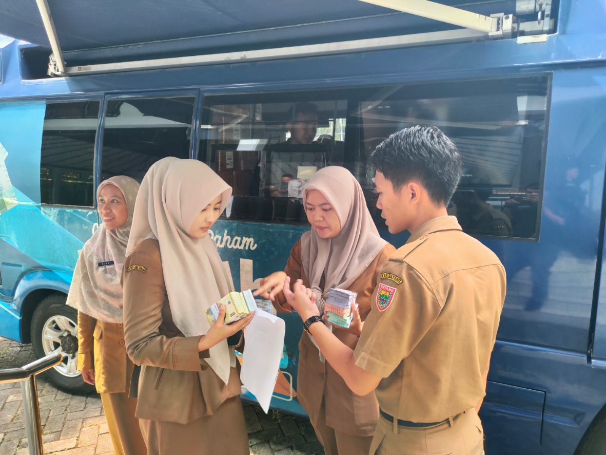 TUKAR UANG: Para ASN di lingkungan Pemda Batang saat menukarkan uang di halaman Pendopo Kabupaten Batang. (Riyan Fadli, Jawa Pos Metro Pekalongan)