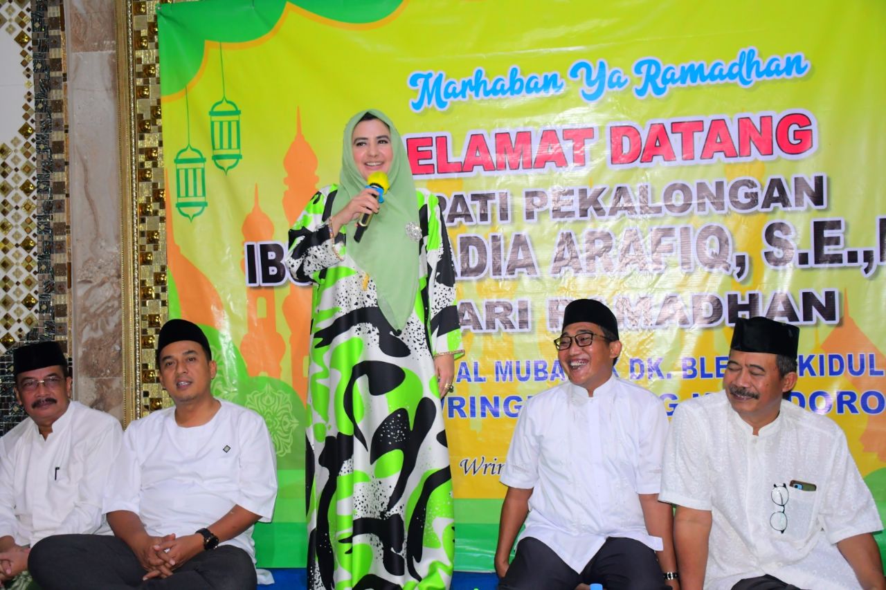 SAFARI RAMADAN: Bupati Pekalongan Fadia Arafiq saat menyapa warga Wringinagung, Kecamatan Doro, di Masjid Al Mubarak, beberapa waktu lalu.