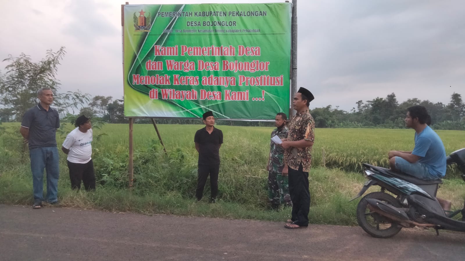 RESAH: Pemdes Bojong Lor, Kecamatan Bojong, Kabupaten Pekalongan, memasang baliho penolakan aktivitas prostitusi liar di desa.