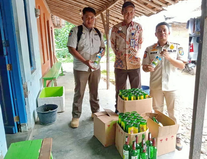 SITA MIRAS: Satpol P3KP saat melakukan Operasi Cipkon dan Pekat beberapa waktu kemarin di Kota Pekalongan, dengan menyita puluhan&nbsp;botol miras.