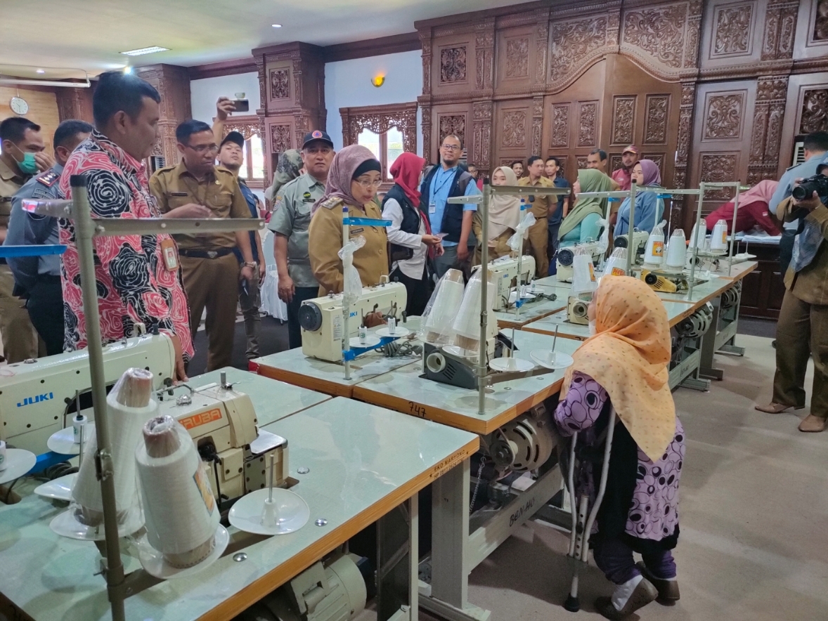 BANTUAN: Pj Bupati Batang Lani Dwi Rejeki saat menyerahkan atensi yang diberikan oleh Kementerian Sosial melalui Sentra Terpadu Kartini Temanggung. (Riyan Fadli Jawa Pos Metro Pekalongan)