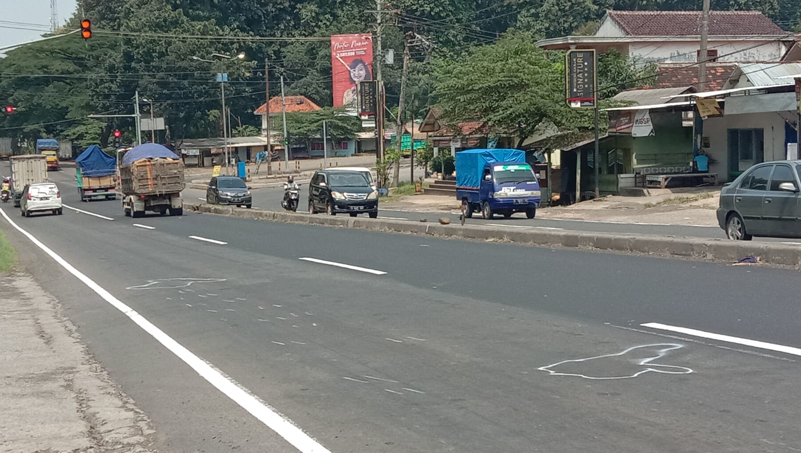 TANDAI TKP: Usai dilakukan olah&nbsp;TKP, petugas beri tanda di lokasi tabrakan&nbsp;maut di pantura gringsing Batang, pada Selasa (23/3/2024).
