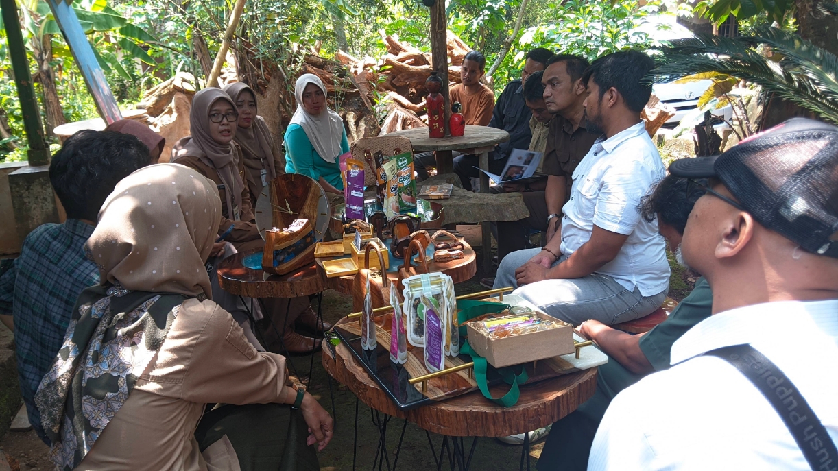 KUNJUNGAN KERJA: Kunker DPRD Kabupaten Batang Komisi C di pelaku ekonomi kreatif. (istimewa)