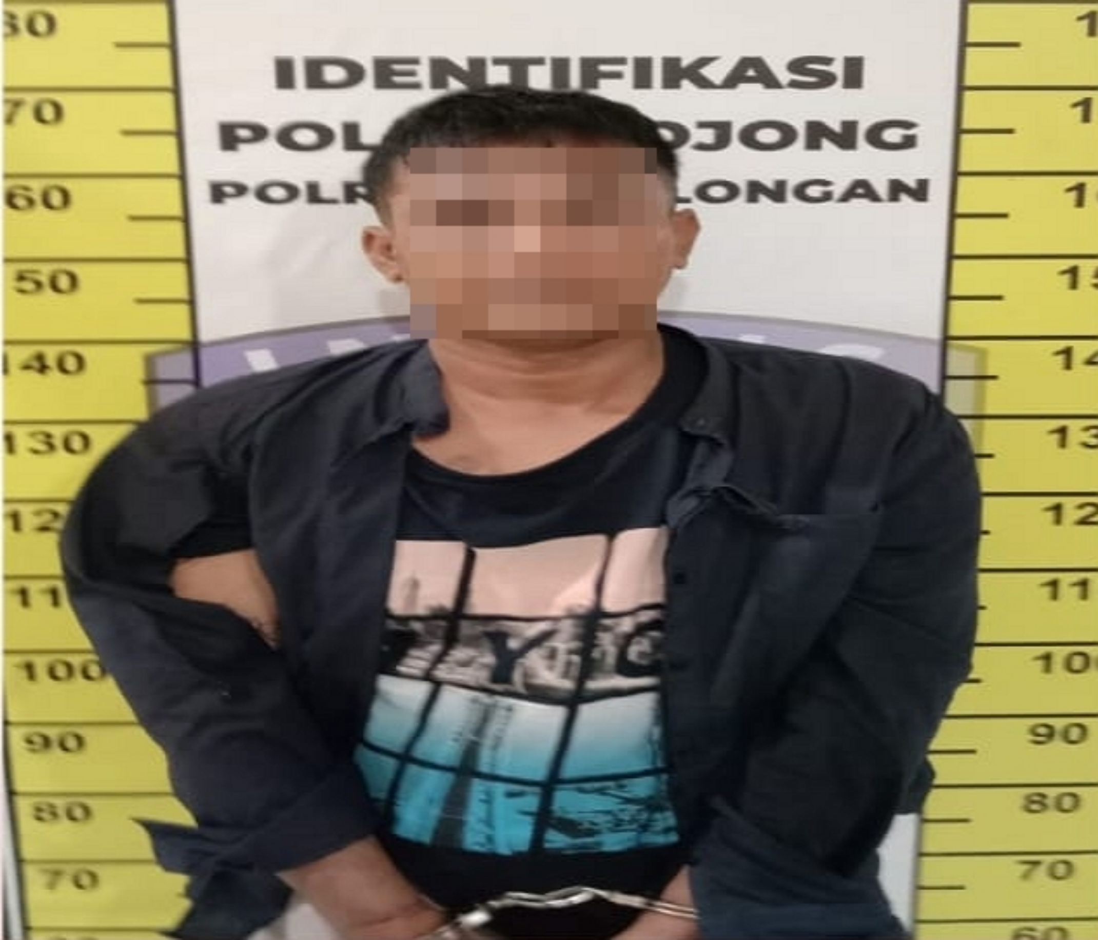 KRIMINAL: Pelaku usai ditangkap dan ditahan polisi.
