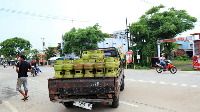 DISTRIBUSI GAS: Salah satu agen gas elpiji 3 Kg di Kota Pekalongan saat dapat kiriman stok gas.