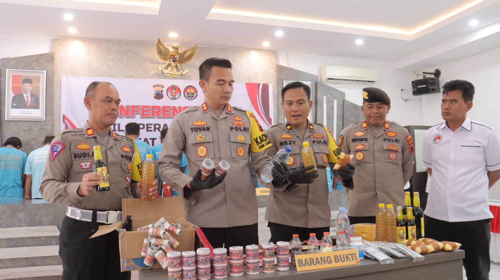 TUNJUKAN BUKTI KEJAHATAN: Kapolres Pemalang AKBP Yovan Fatika Handhiska Aprilaya menunjukkan sejumlah bukti kejahatan yang berhasil diamankan, Rabu (27/3/2024).