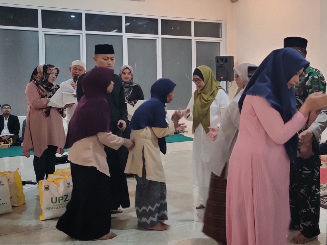 BANTUAN: Pj Bupati Batang Lani Dwi Rejeki saat memberikan bantuan pada masyarakat di acara tarawih ukhuwah di Islamic Center Batang. (Riyan Fadli Jawa Pos Metro Pekalongan)